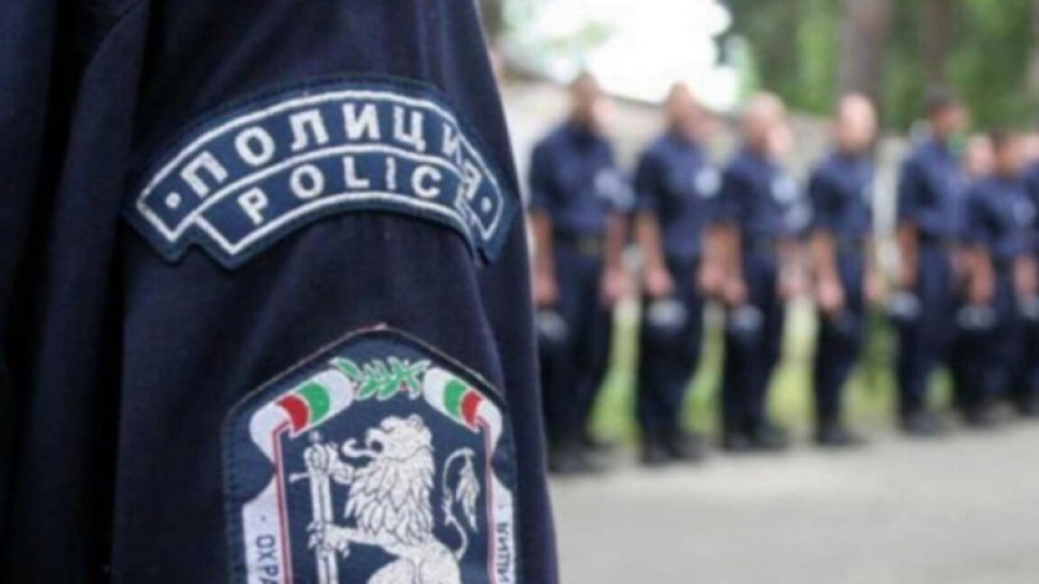 Отличиха полицаи за професионалния им празник