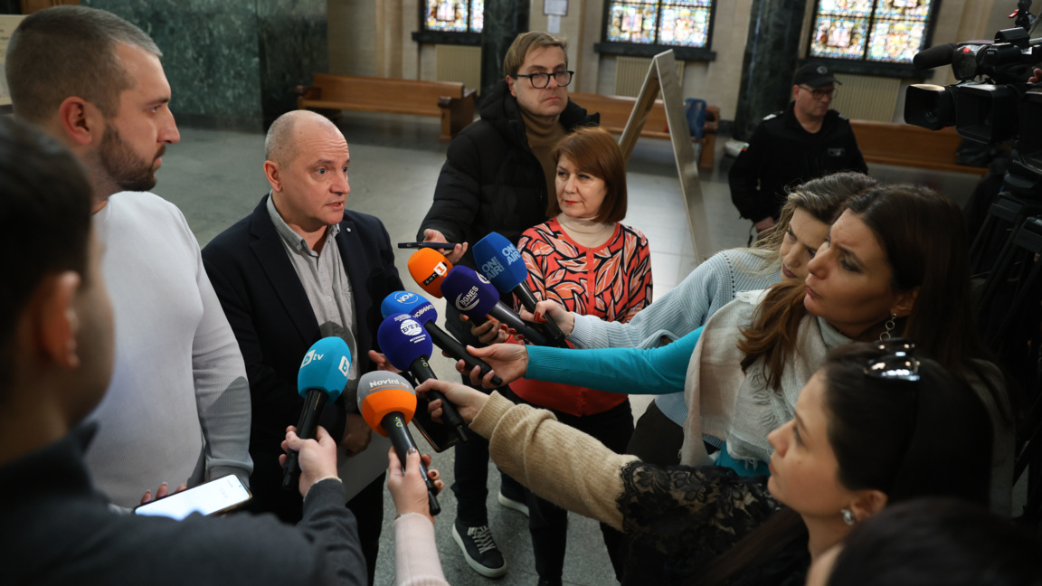 В Съдебната палата заместник градският прокурор на София Георги Мойсев и главен инспектор Емил Емилов – началник сектор "Грабежи" в СДВР дават брифинг във връзка с въоръжен грабеж, извършен тази нощ в район "Красно село"