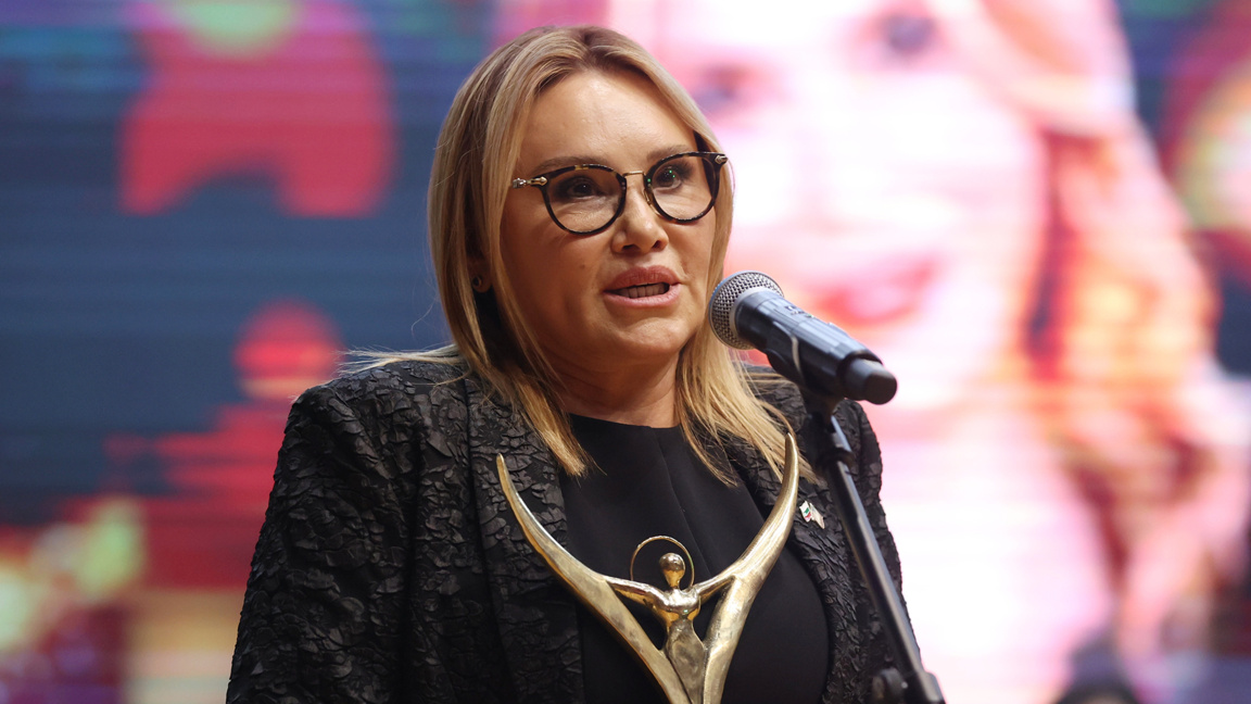 Elka Rouskov with the Bulgarian Woman of the Year award