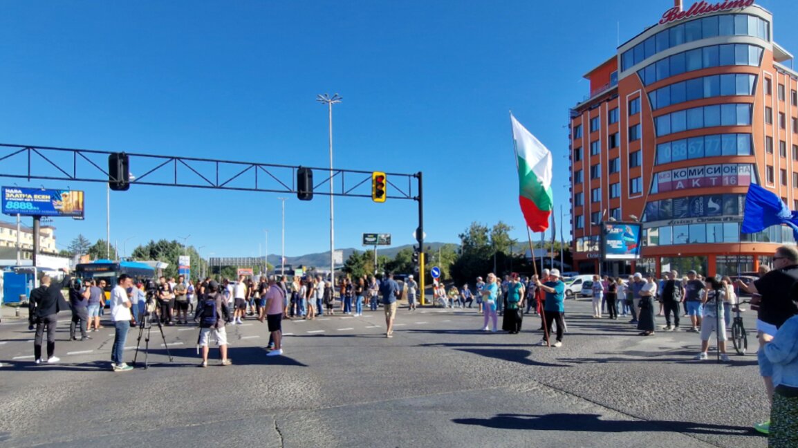 Traffic blocked on Tsarigradsko Shose in Sofia amid two neighbourhood protests