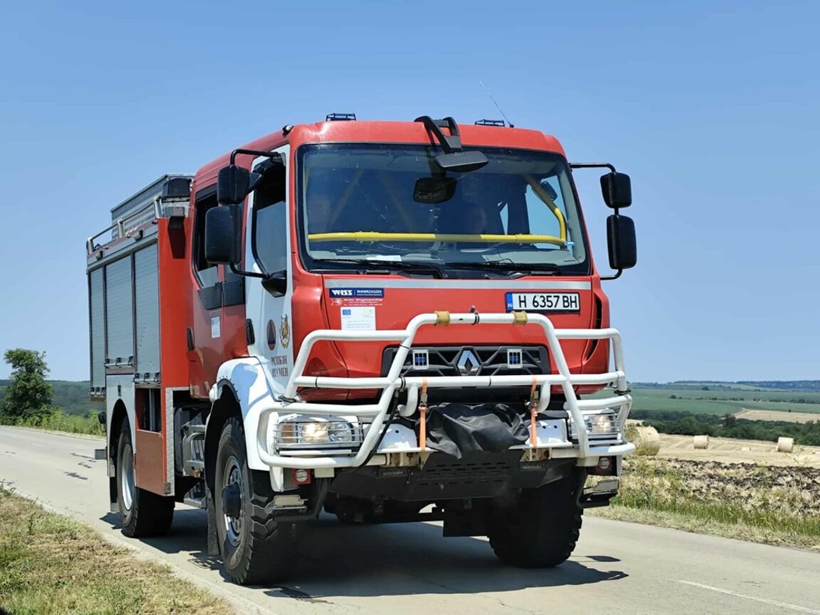 Продължава потушаването на пожара край Дупница