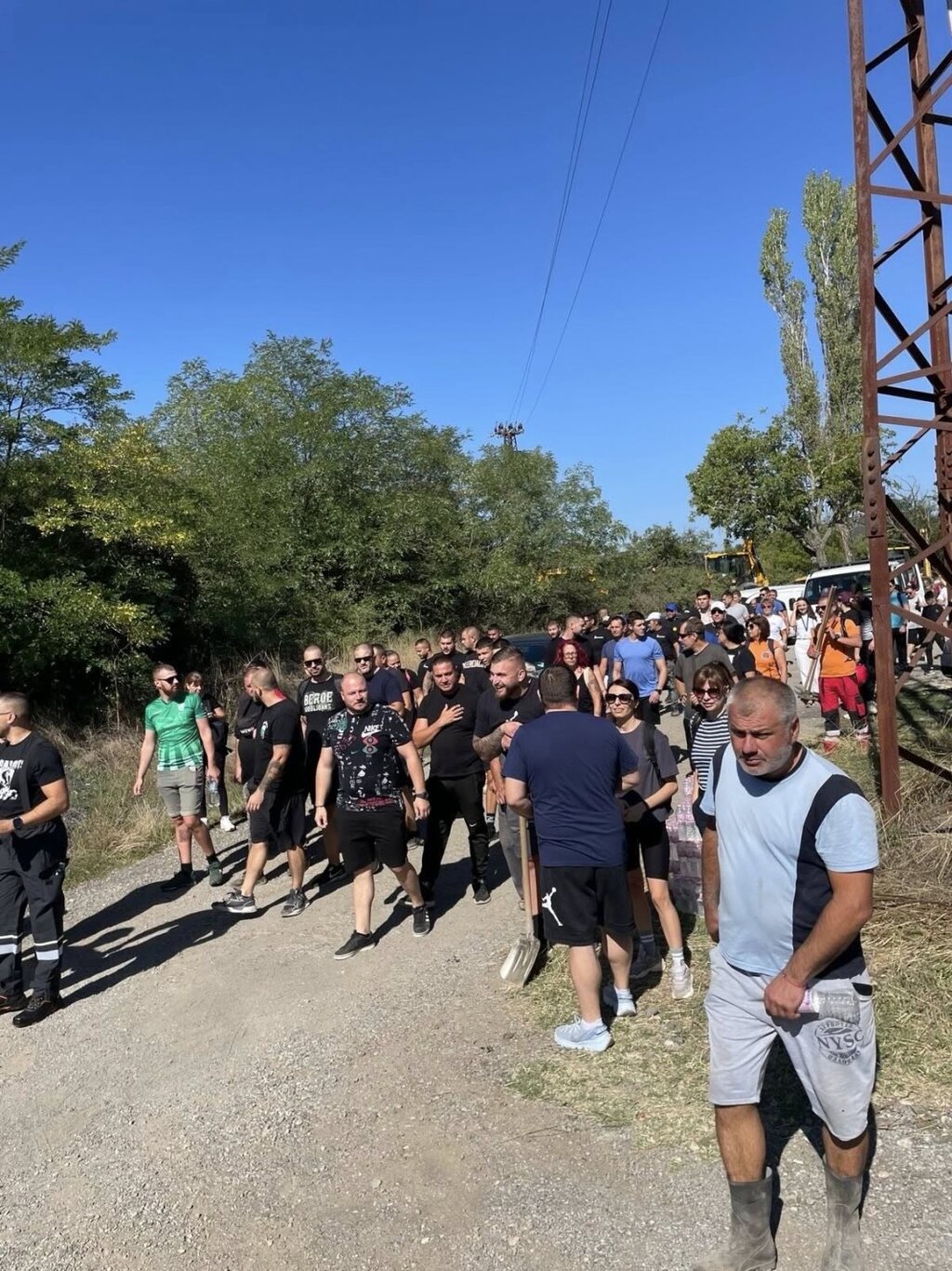 Доброволци и общинари разчистваха щетите от пожара на Седми километър