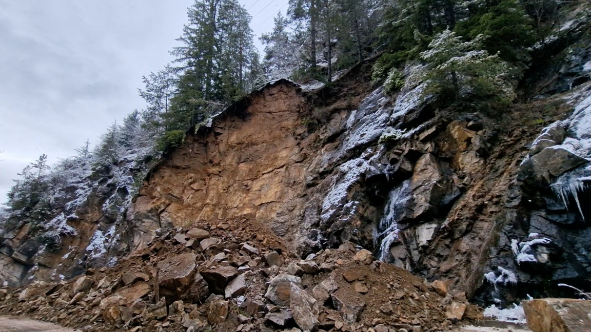 Падналите проливни дъждове активираха свлачища и нанесоха щети в област Смолян.