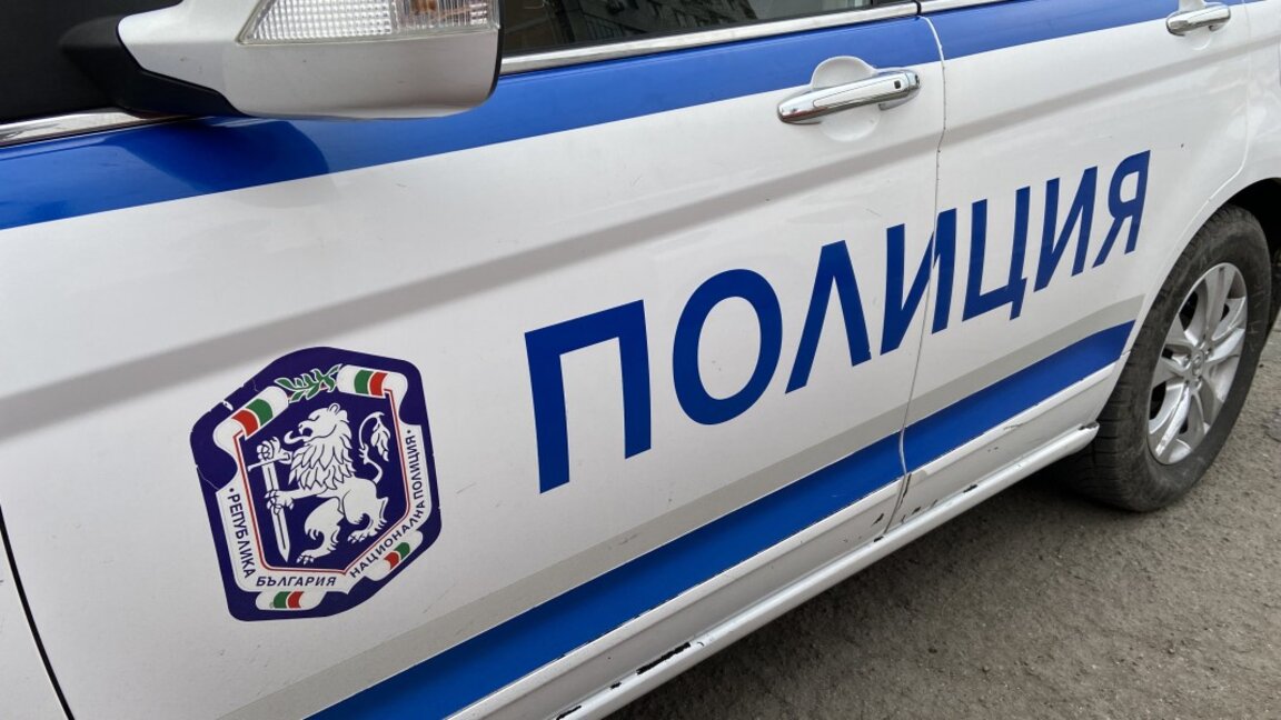 Шофьор е в болница след заспиване зад волана и удар в автобус в Бургас