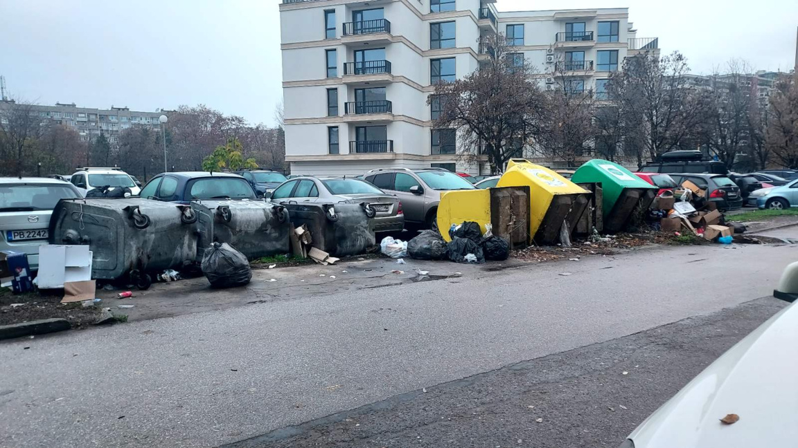 Вандали събориха контейнери и потрошиха три коли в "Западен"