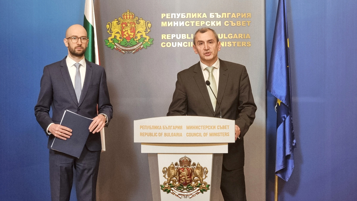 Брифинг на служебния министър на финансите Георги Клисурски и на служебния министър на здравеопазването Михаил Околийски (вдясно)