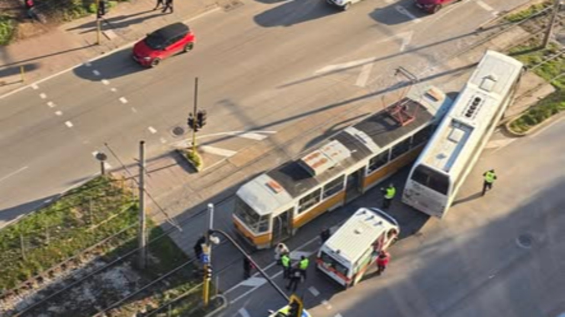 Трамвай удари фирмен автобус на столичния бул. "Ситняково"