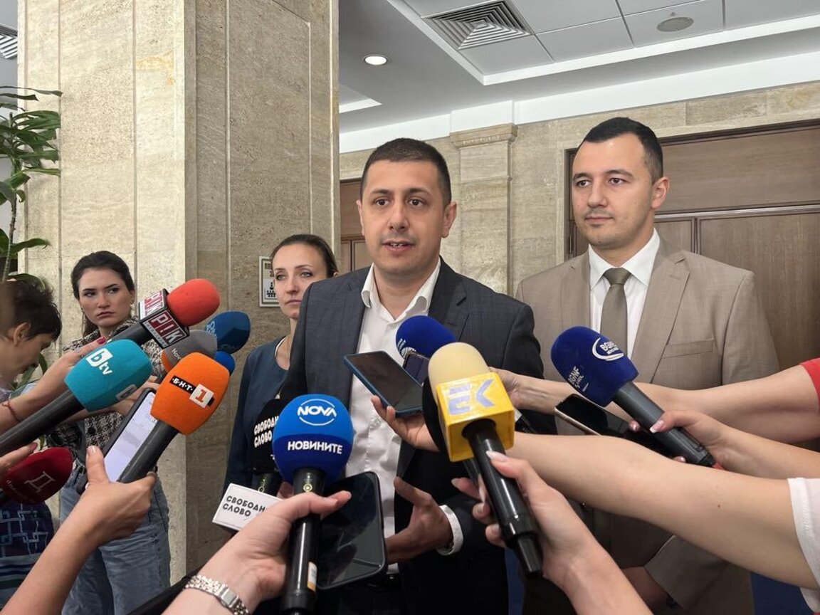 Народният представител от БСП-ОЛ Атанас Атанасов говори пред журналисти в НС, 23 юли 2025 г.