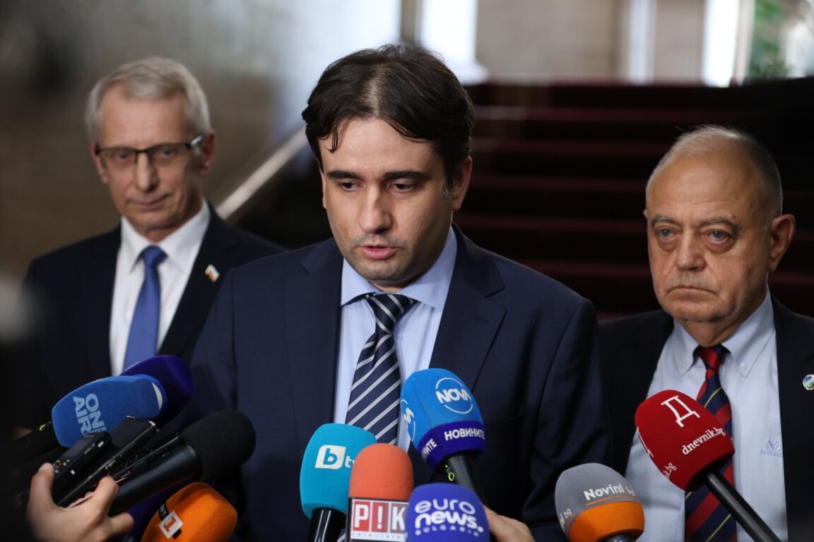 Николай Денков, Божидар Божанов, Атанас Атанасов (отляво надясно) след консултациите при президента.