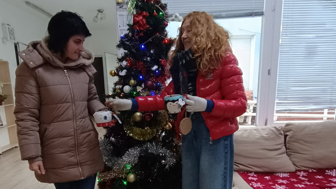 Актриси зарадваха деца от социален център във Враца