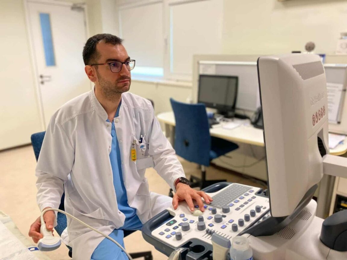 Д-р Адриан Попов