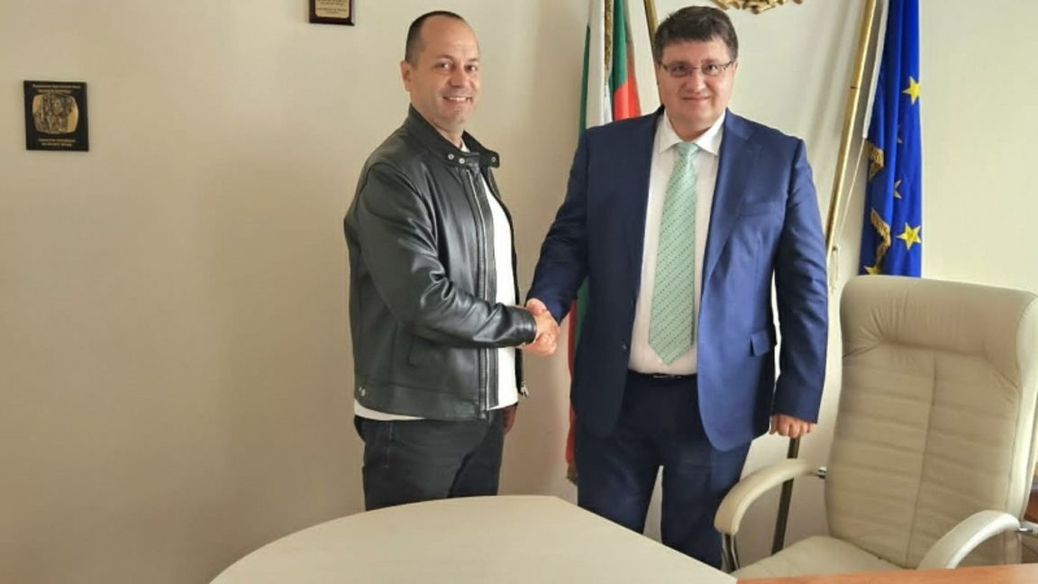 Кметът Калин Каменов (вляво) се срещна с областния управител Росен Михайлов за "Ботеви дни".