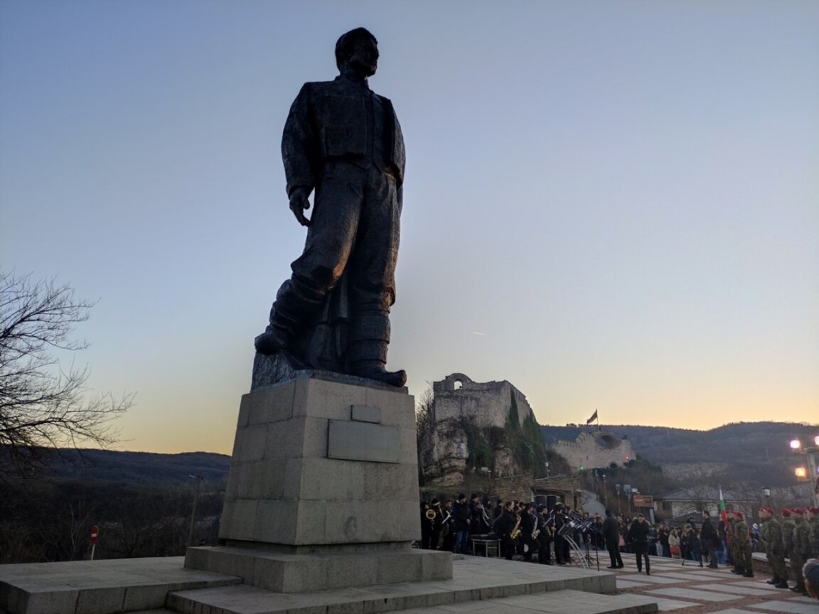 Паметник на Левски в Ловеч