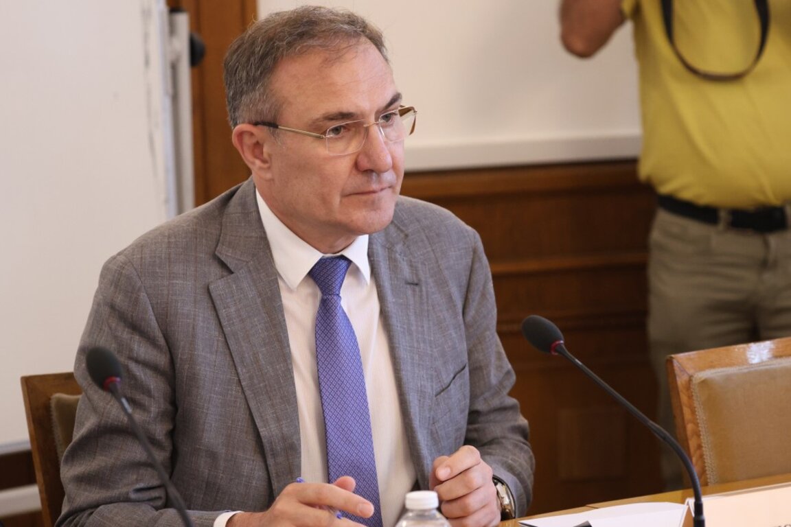 Министър Борислав Гуцанов на заседанието на Комисията по труда и социалната политика в НС - 11 юни 2025 г.