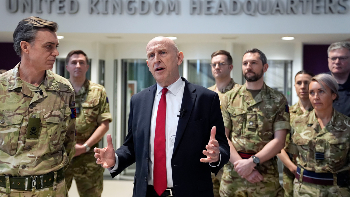 Британският министър на отбраната Джон Хийли сред военнослужещи.