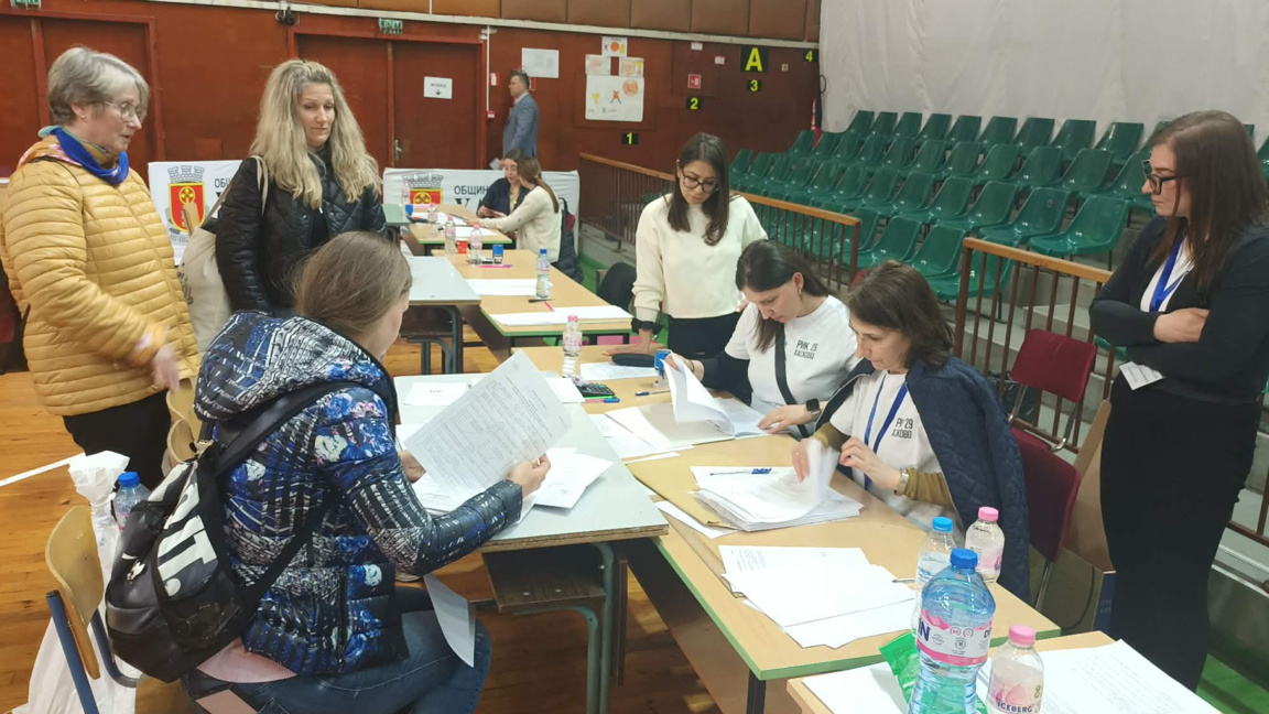 Първите секции предадоха протоколите си в РИК - Хасково