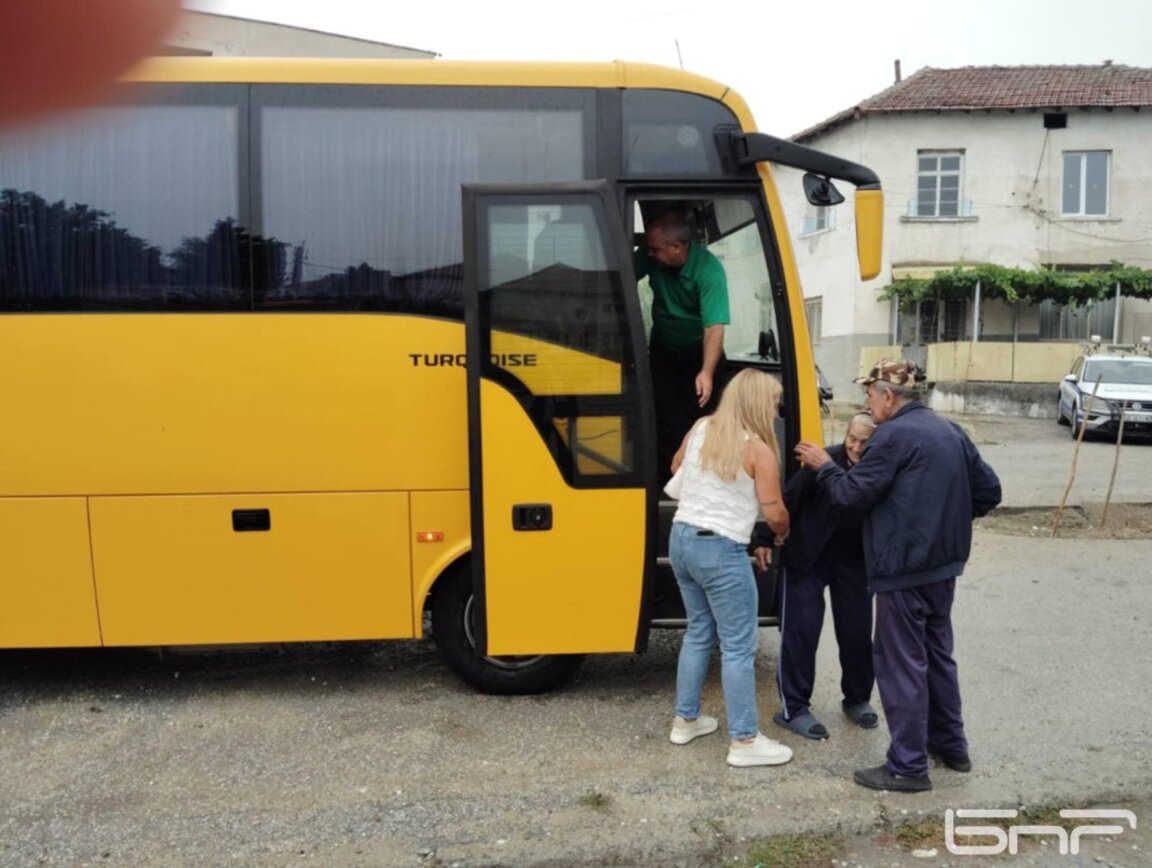 Жителите на село Плоски се завръщат по домовете си