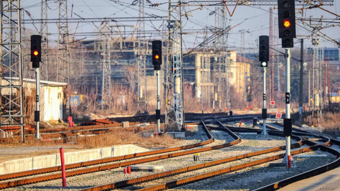 Karnobat garında bir lokomotif yolcu vagonuna çarptı