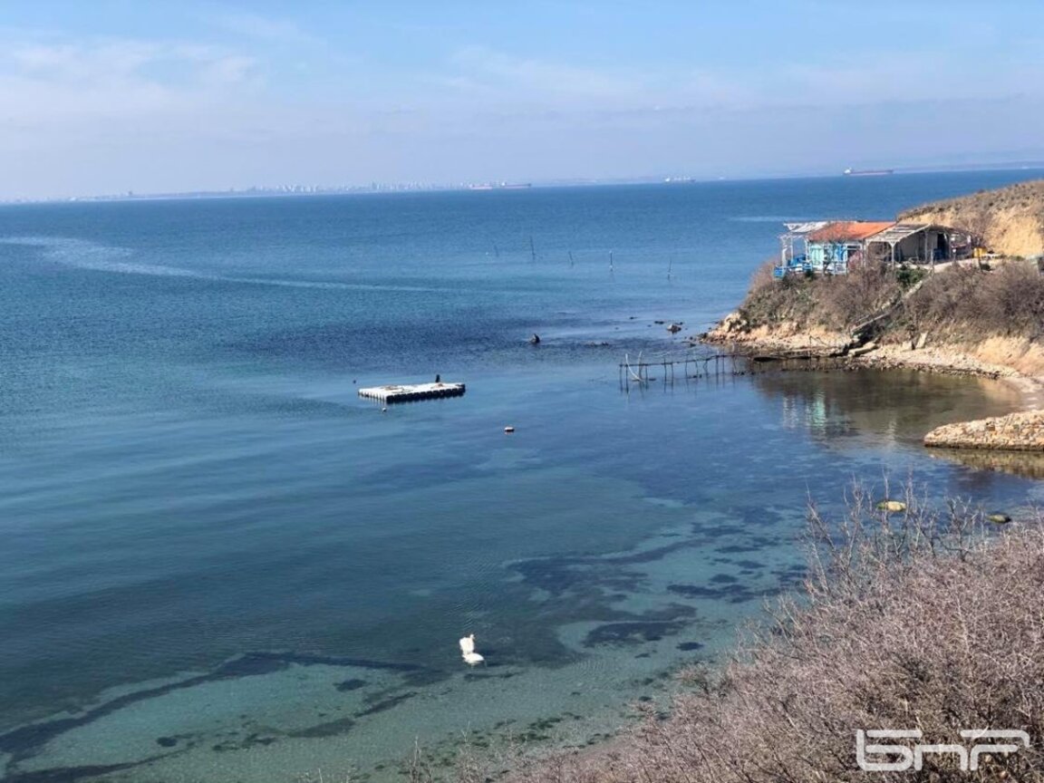 Los habitantes de Chernomorets "encierran" el mar