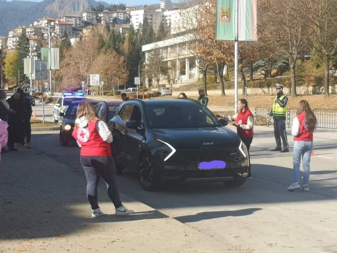 Пътна полиция в Смолян отбеляза Деня за възпоменание на жертвите от пътни инциденти с мотото "Животът е безценен - пази го!"