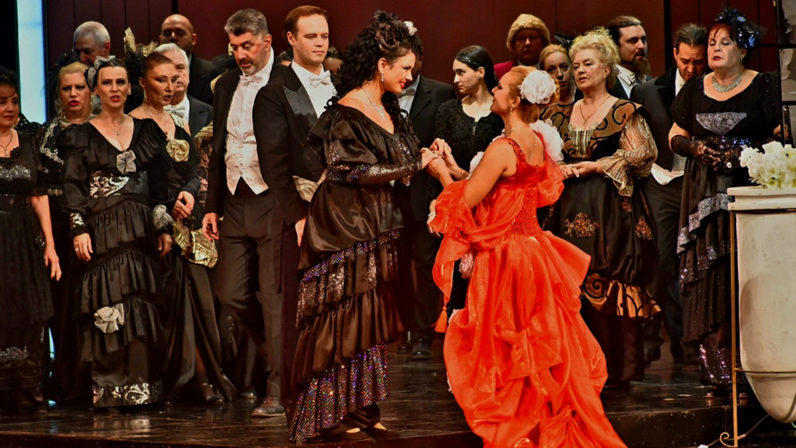 Стейси Гокенберт дирижира "Травиата" в бургаската опера