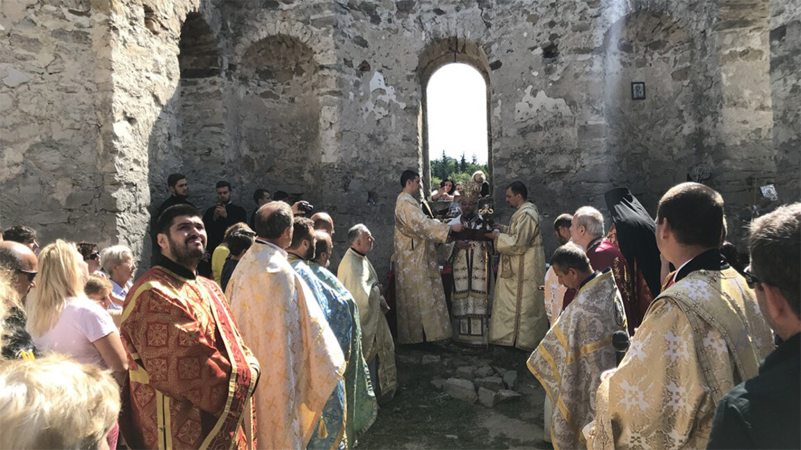 Cérémonie religieuse en l'église engloutie à Jrebtchévo...