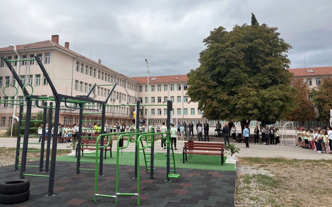 Нова фитнес площадка за децата на Пето основно училище