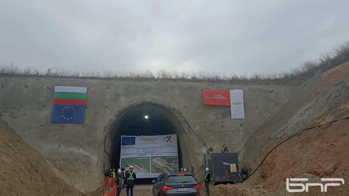 Приключи прокопаването на тунела "Чирпан", част от модернизацията на жп линията Пловдив - Бургас