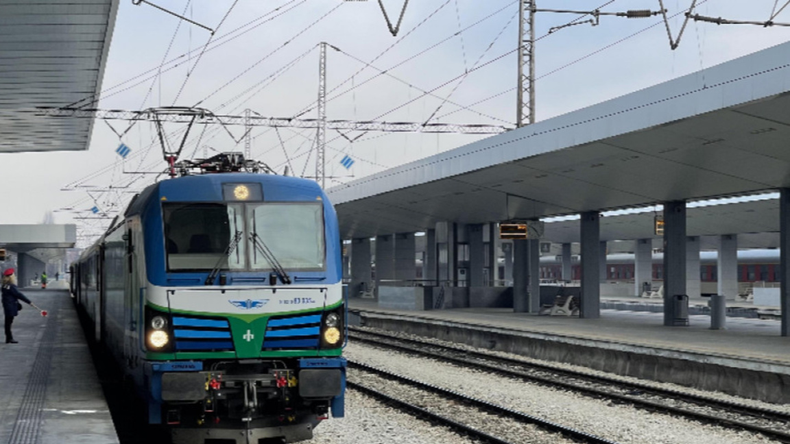 Влаковете с над 6000 допълнителни места за пътуване за Коледа и Нова година