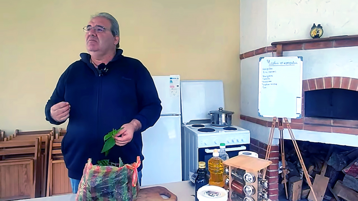 Милен Николов готви в  Етнокухнята на Етнографския музей в Бургас (архив)