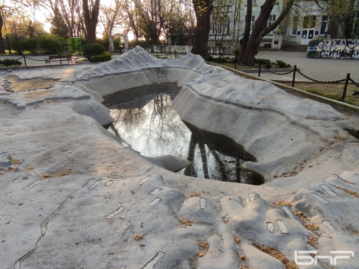 Изкъртиха плочките от макета на Черно море пред Аквариума във Варна (СНИМКИ)