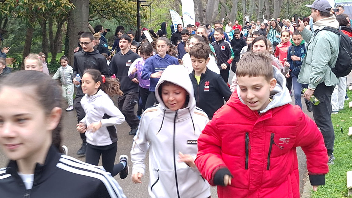 Великденски крос с децата на Варна   (ВИДЕО)