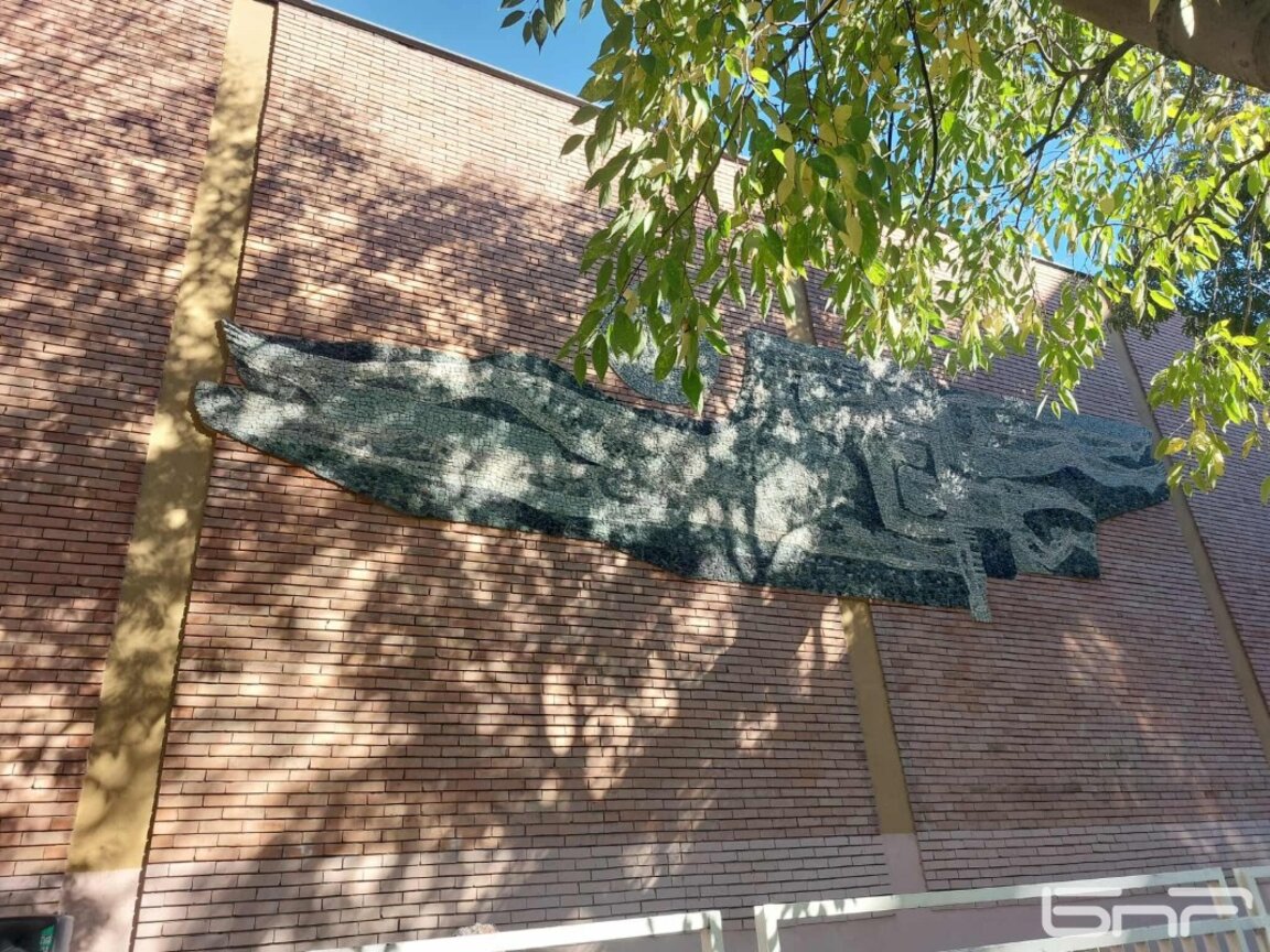 В Хуманитарната гимназия откриха мозайката "Хората и морето"