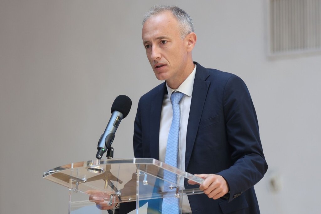 Забраната за смарт устройства в клас ще влезе в сила от ноември