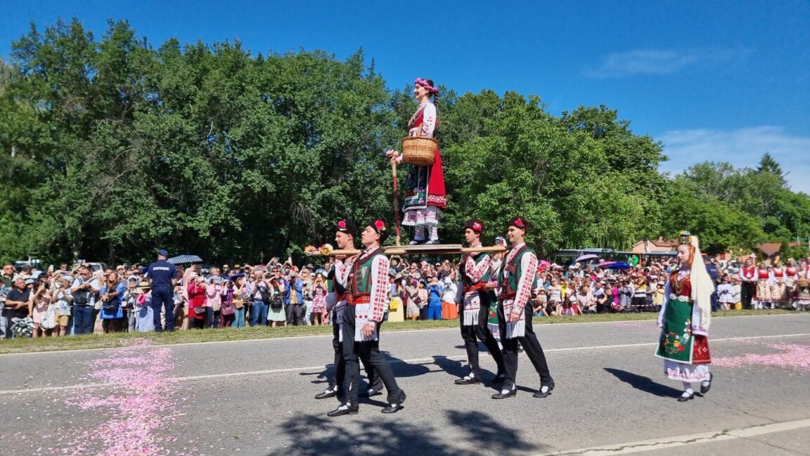 Хиляди гости от България и чужбина присъстваха на ритуала "Розобер" край Казанлък днес; Снимка: БТА