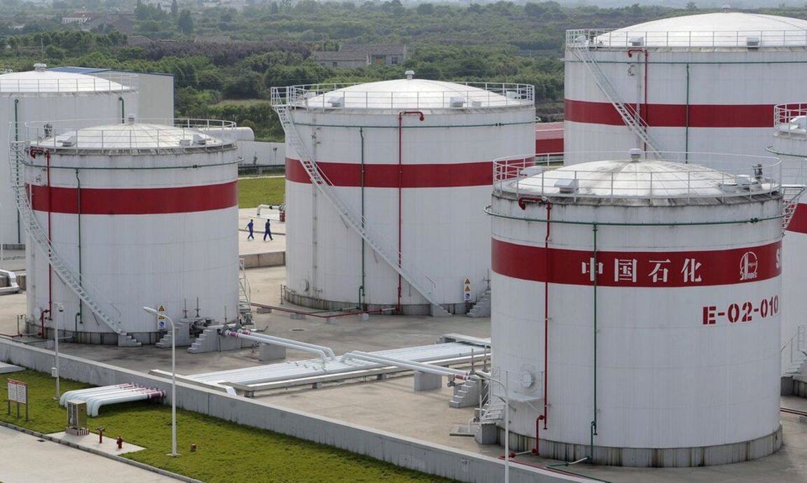 Петролни резервоари в китайското нефтено и газово предприятие Sinopec