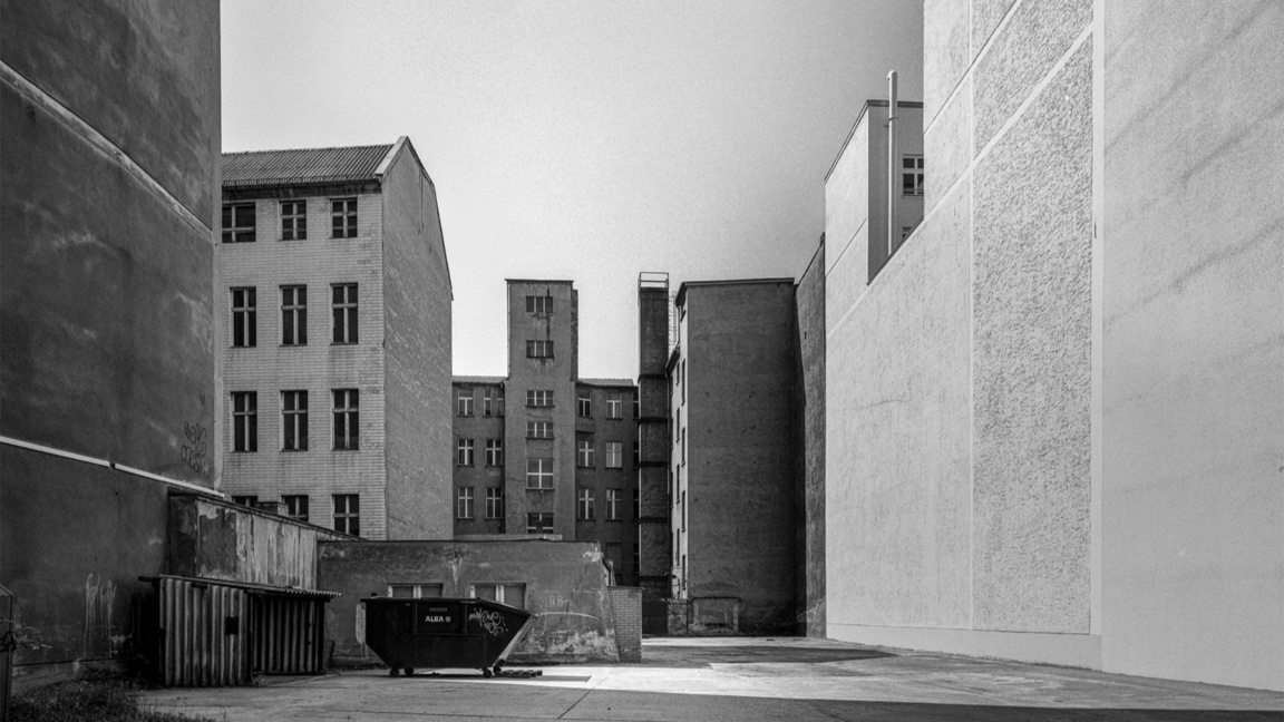 Qyteti dhe absurditetet e tij përmes objektivit të fotografit Ulrich Wüst