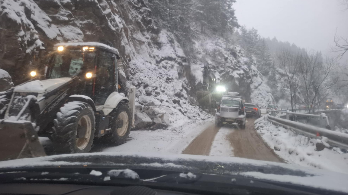 7 машини разчистваха днес падналата скална маса на път III-866 Стойките - Широка лъка. Движението частично е възстановено.