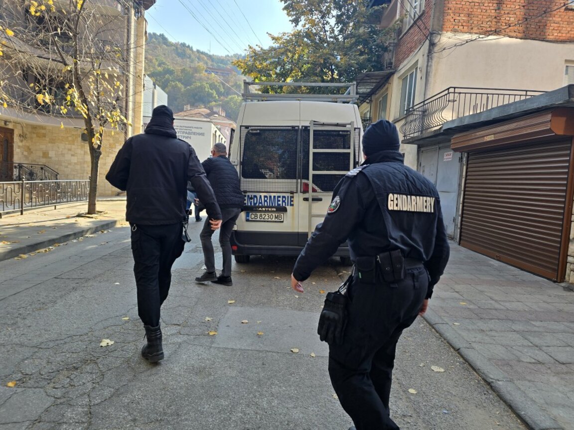 Началникът на РУ-Петрич Борислав Гецев беше изведен от сградата на управлението с белезници, 4 ноември 2024 г.