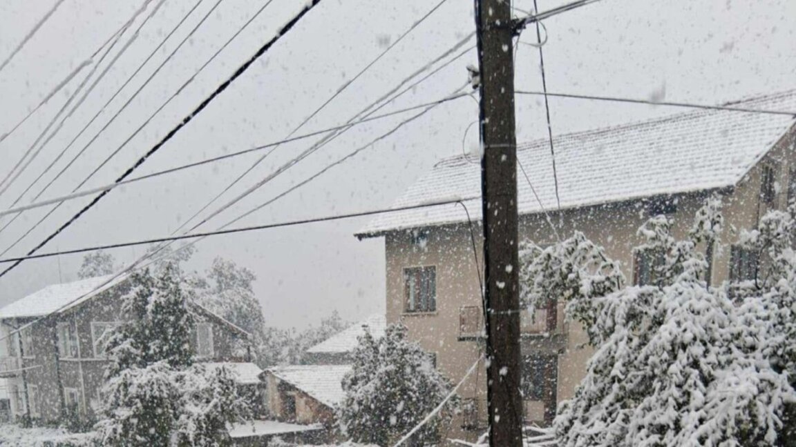 Екипи отстраняват щетите от снега във Врачанско