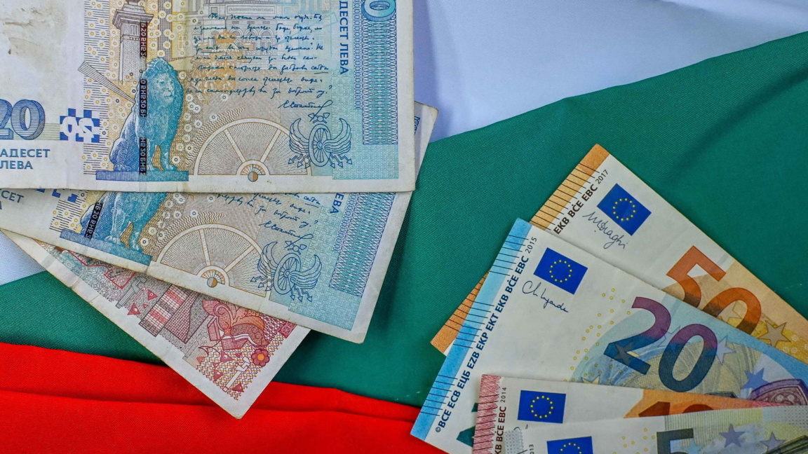 Reuters: Bulgaria adopta el euro con protestas y escepticismo