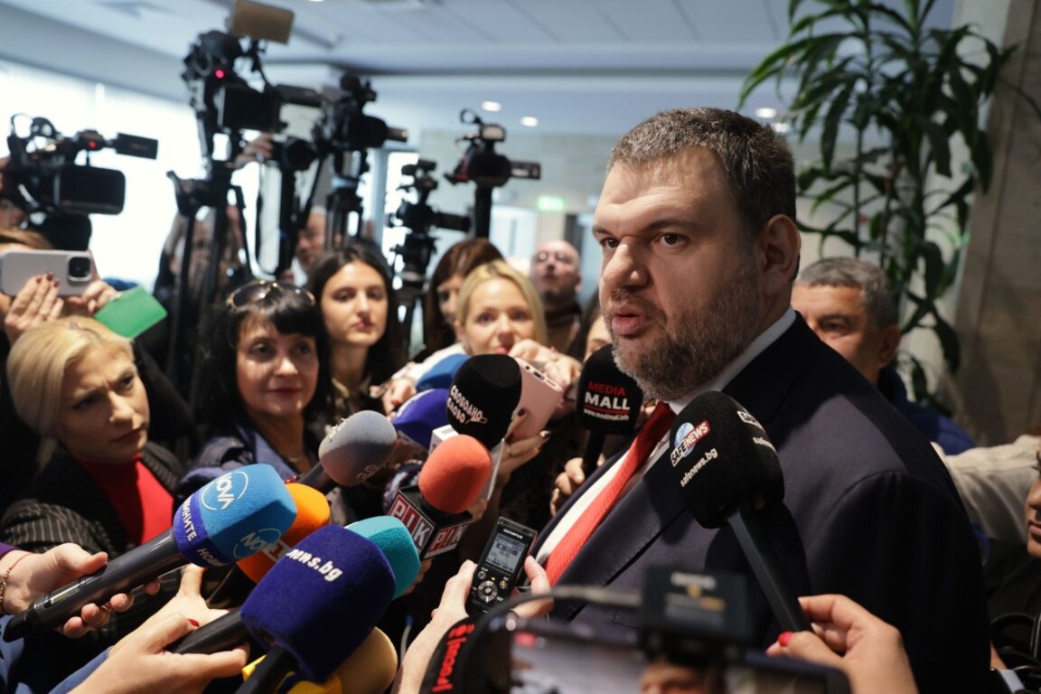 Председателят на ПГ на ДПС Делян Пеевски говори пред медиите в кулоарите на парламента - 9 ноември 2023 г.