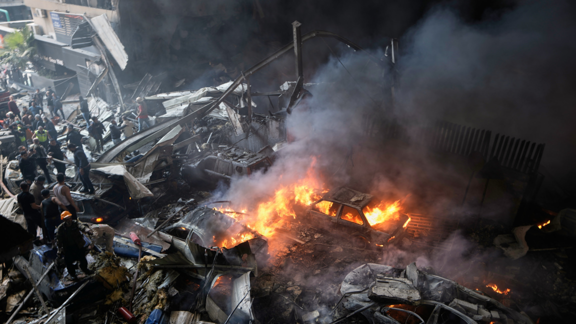 Пожарникари се опитват да потушат пламъците на мястото на израелски въздушен удар, който е ударил жилищна сграда в Бейрут, Ливан, 8 април 2026 г.