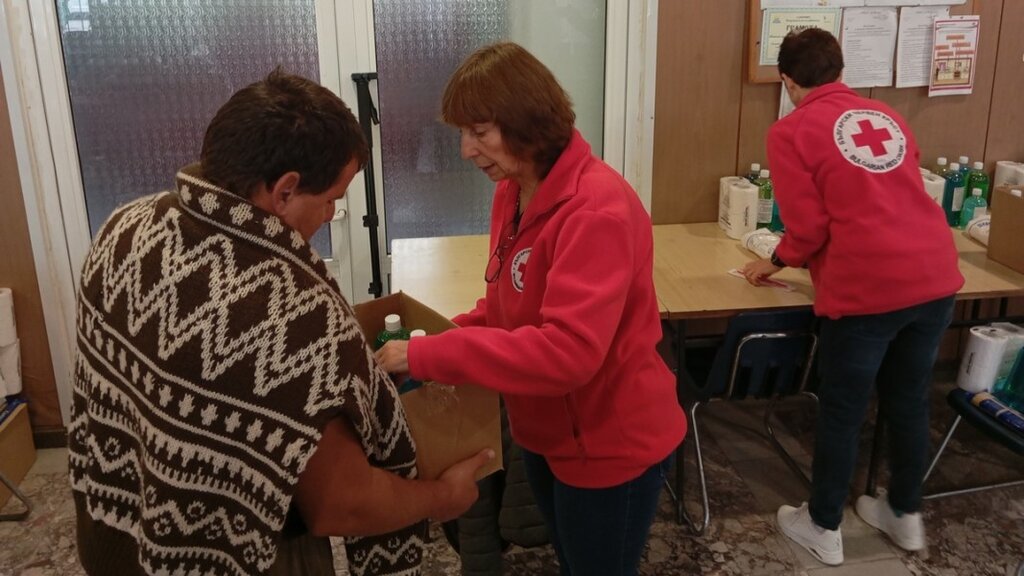 В мрежата на БЧК: Започна раздаването на помощите за социално слаби