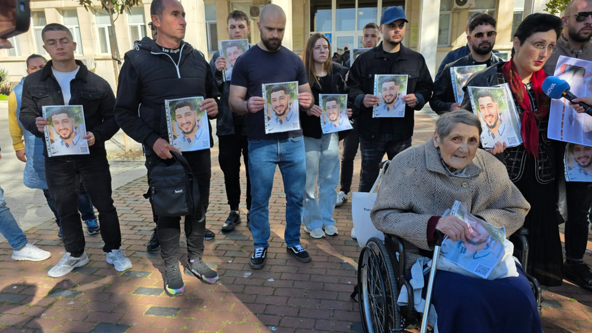 Близки и граждани в подкрепа на близките на загиналия на пътя Алекс