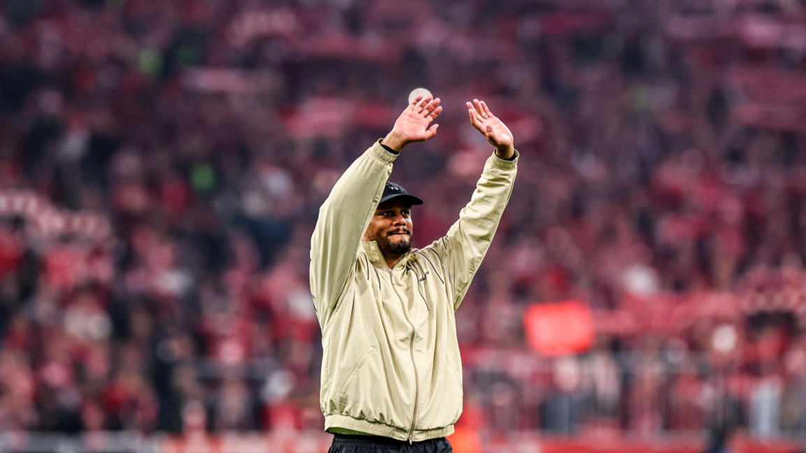 Венсан Компани приема овациите на феновете в Мюнхен след победата.