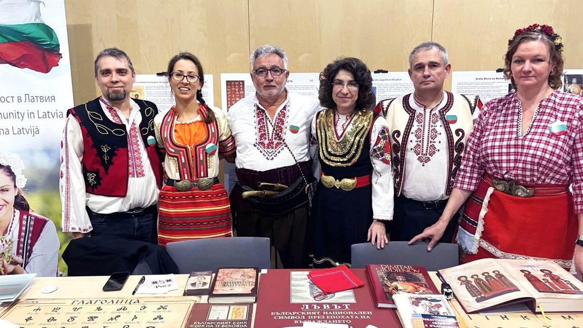 Me cirilik dhe folklor: Bullgarët në Rigë prezantuan mëmëdheun e tyre