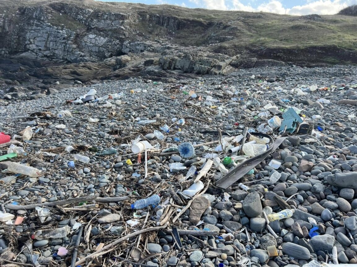 915 килограма отпадъци от два плажа събраха участници в "Чиста Коледа"