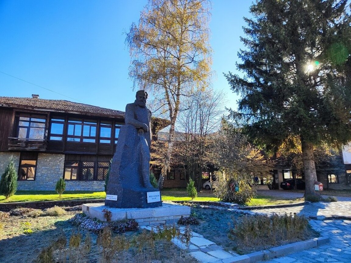 Паметникът на Любен Каравелов в Копривщица