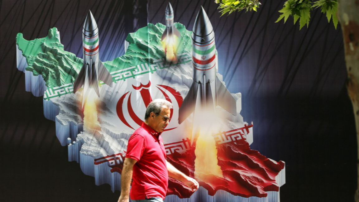 Мъж преминава покрай постер в столицата Техеран, 19 април 2024 г.